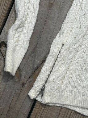 AE Cream Cable Knit Sweater Boho Cozy Minimalist Preppy Core size Medium 3301